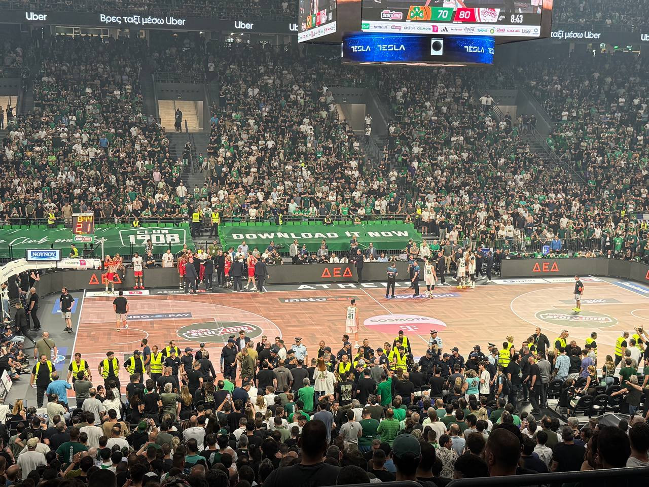 Ένταση στα court-seats του ΟΑΚΑ - Μπήκαν μπροστά στο παρκέ αστυνομικές δυνάμεις