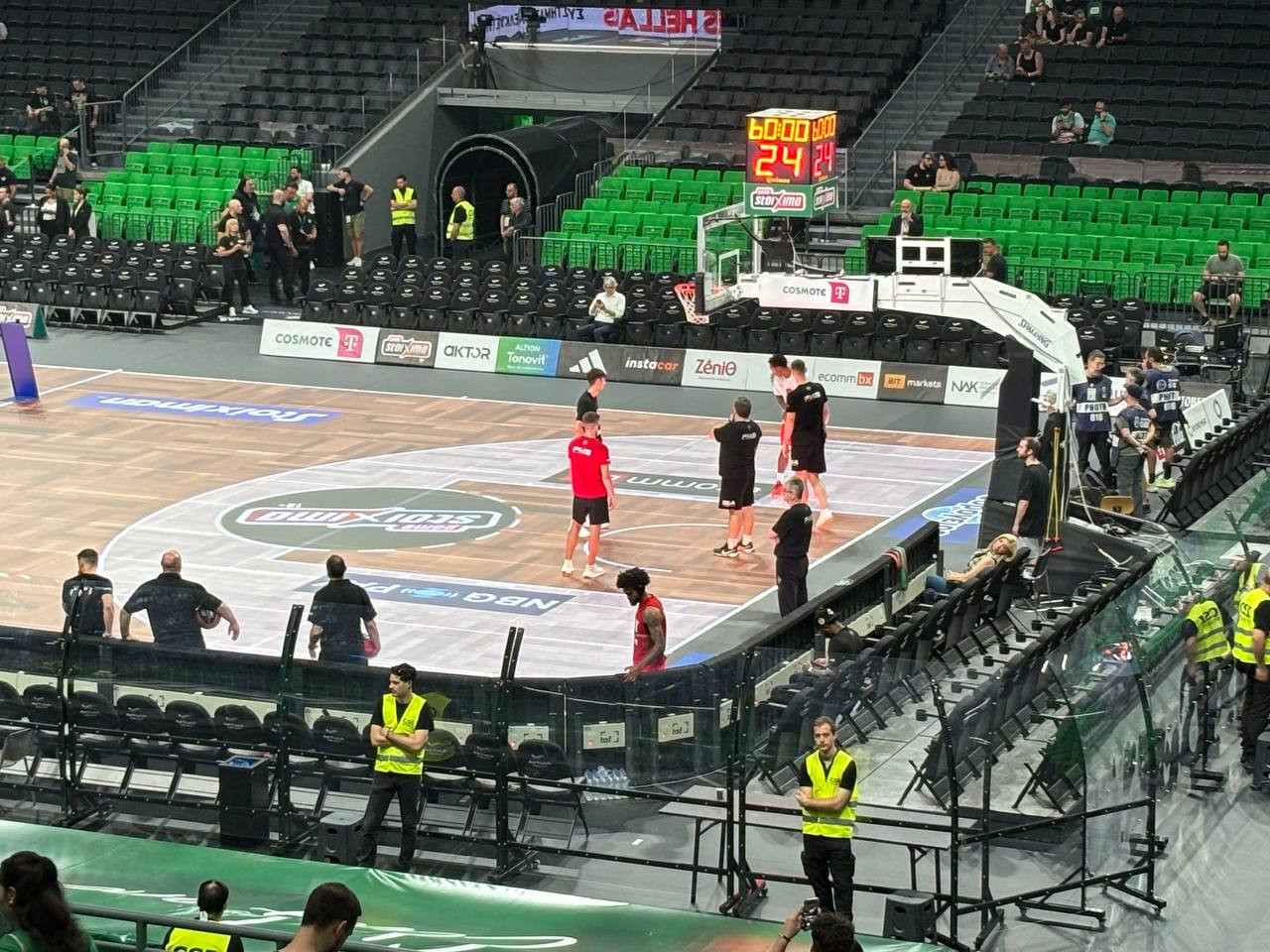 Με προστατευτικό plexiglass ο πάγκος του Ολυμπιακού στο ΟΑΚΑ