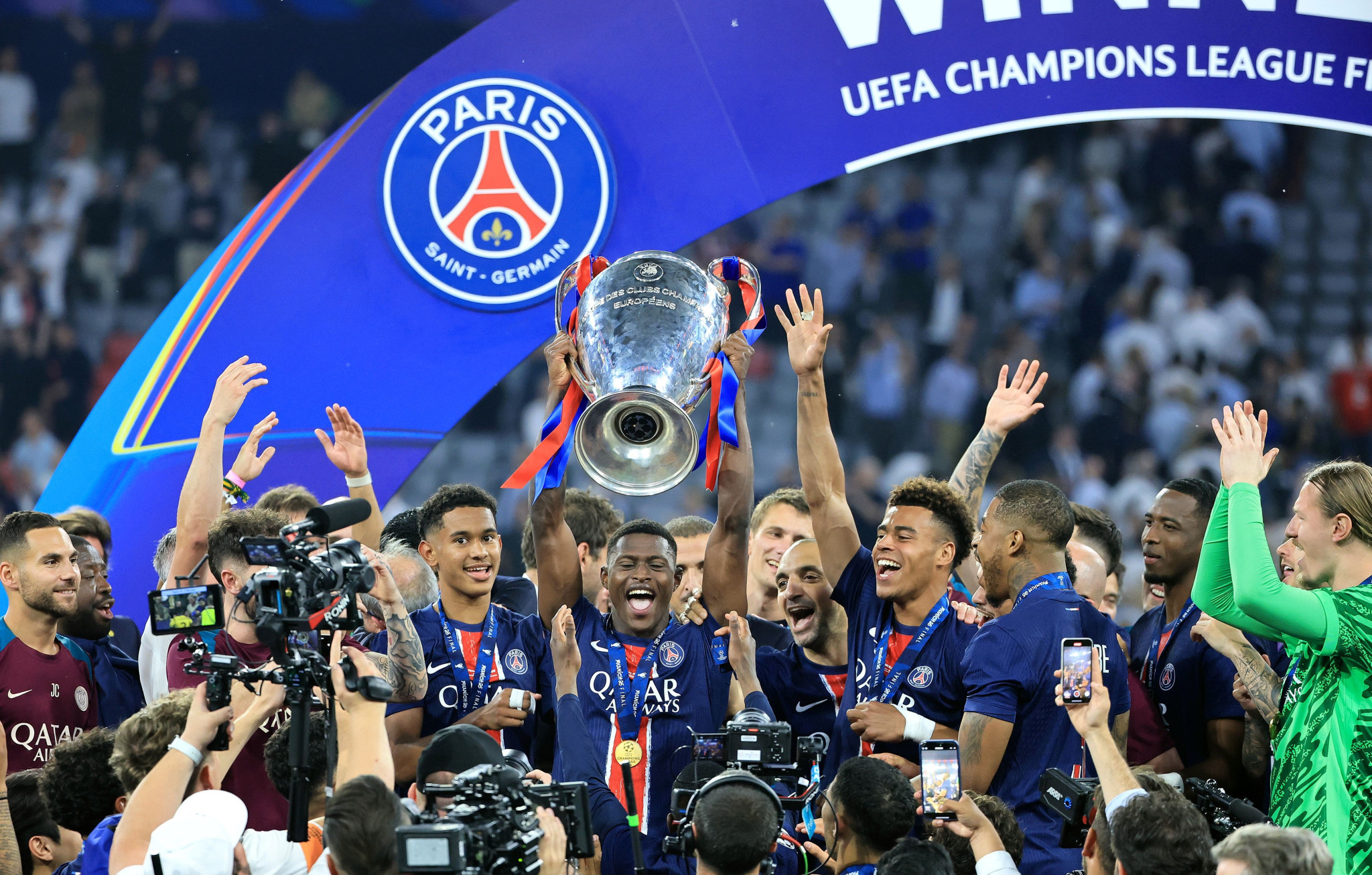 Απίθανα έσοδα για την Παρί: Έβαλε πάνω από 800 εκατομμύρια στα ταμεία της (video)