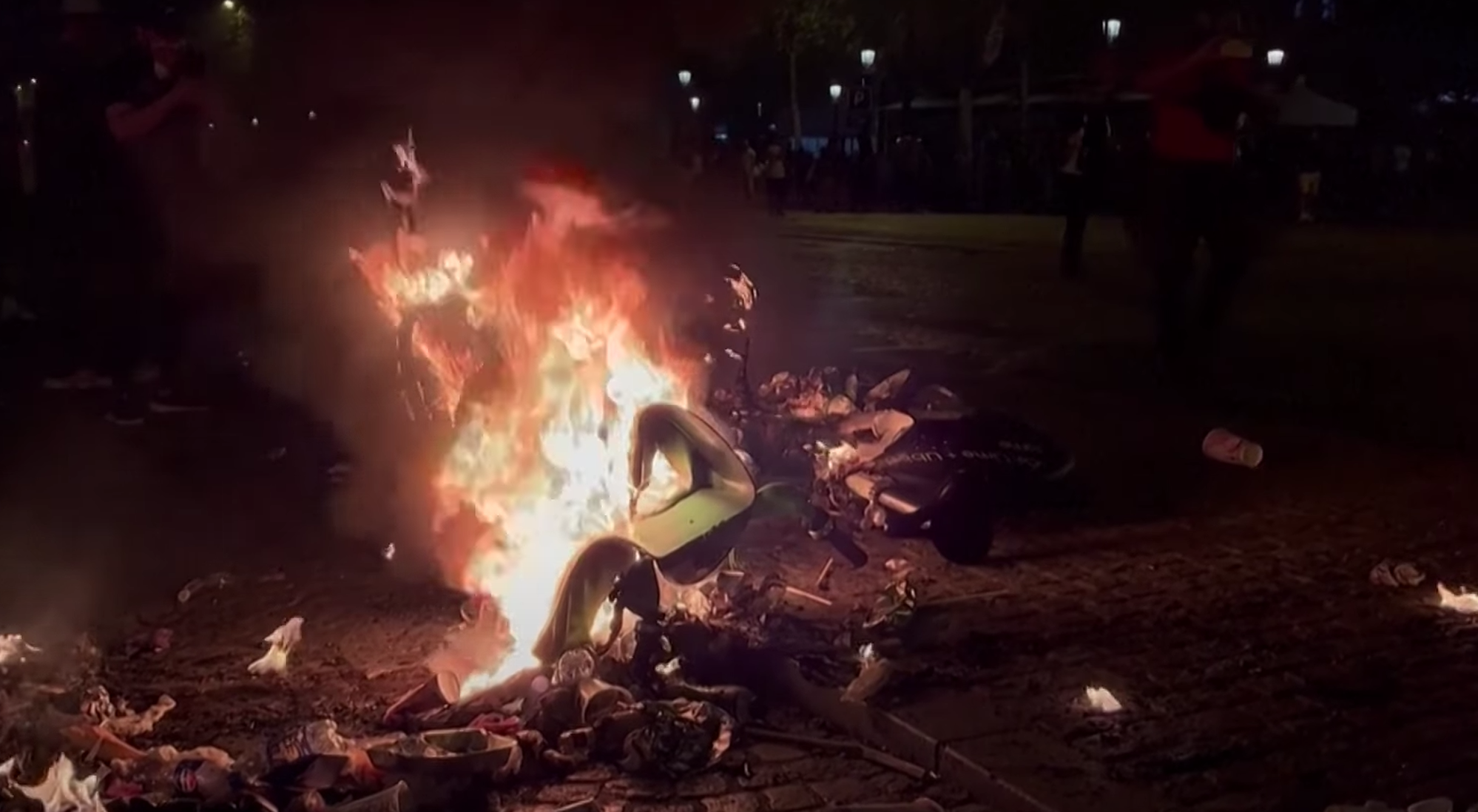 Αυτοκίνητο έπεσε πάνω σε πλήθος και τραυμάτισε τέσσερις οπαδούς της Παρί