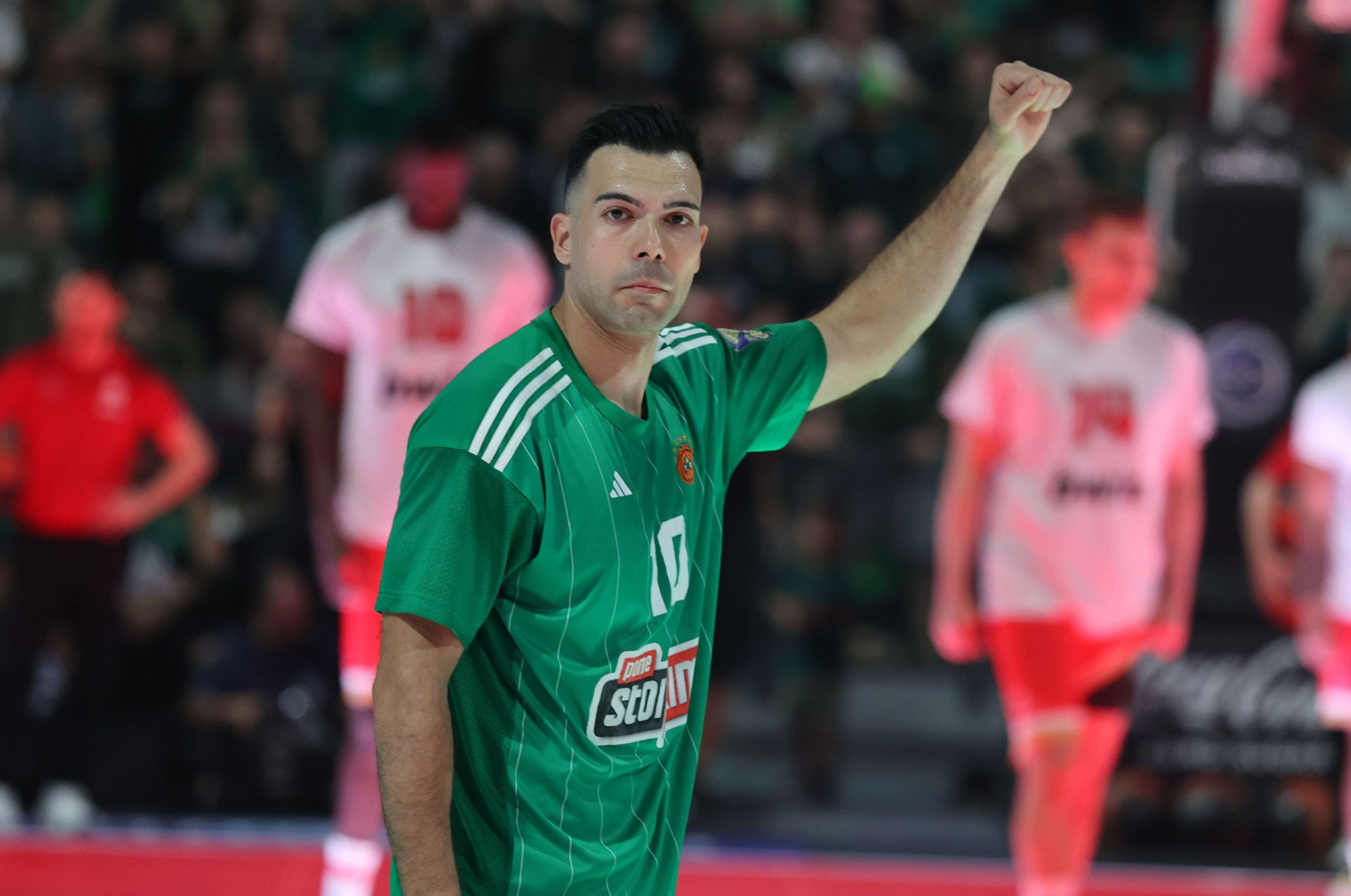 Μια γροθιά για να μετατρέψει την «πάσα» του ΣΕΦ σε... ασίστ τίτλου