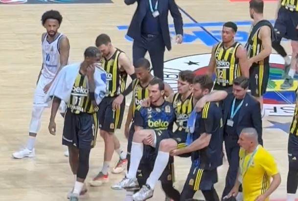 Σοκ στη Φενέρ: Ο Μπιμπέροβιτς χτύπησε άσχημα και οι συμπαίκτες του τον μετέφεραν εκτός παρκέ (video)