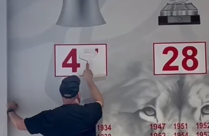 Ο Ολυμπιακός ανανέωσε τον τοίχο των τροπαίων στο προπονητικό κέντρο (video)