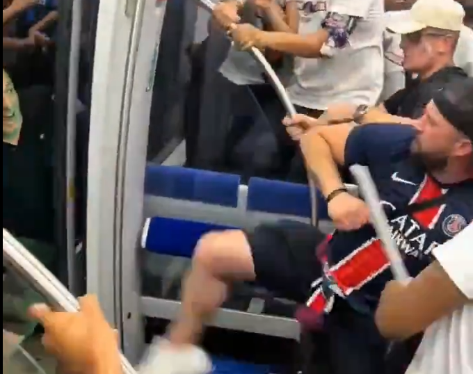 Άγριες συμπλοκές και χαμός στο μετρό του Μονάχου ανάμεσα σε οπαδούς Παρί και Ίντερ (video)