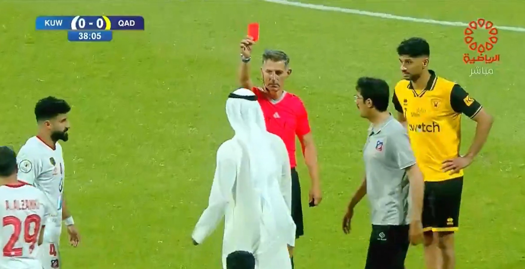 Απίθανο σκηνικό στο Κουβέιτ: Έλληνας ρέφερι απέβαλε Άραβα πρόεδρο που... μπούκαρε στο γήπεδο (video)