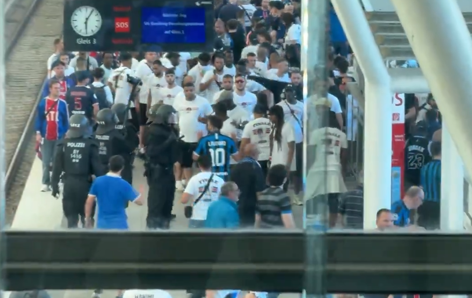 Συμπλοκές στο Μόναχο πριν τον τελικό: Πετροπόλεμος με τραυματίες μεταξύ οπαδών Ίντερ και Παρί (video)