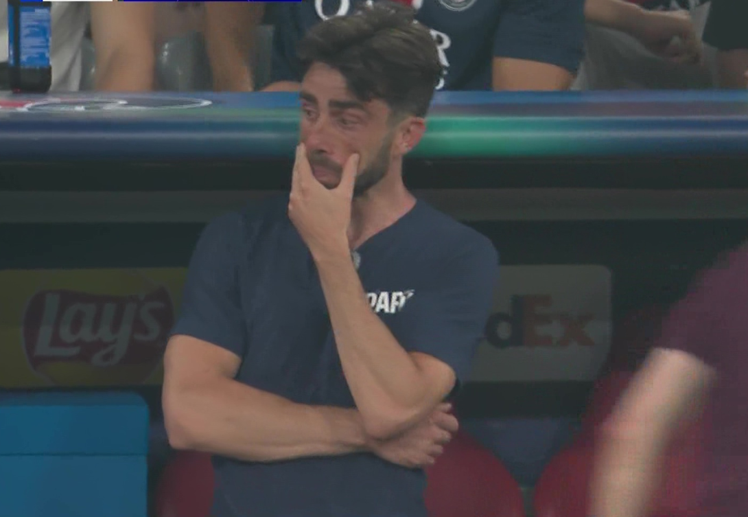 Ξέσπασε σε κλάματα ο βοηθός του Ενρίκε που πριν λίγους μήνες έχασε την γυναίκα του (video)