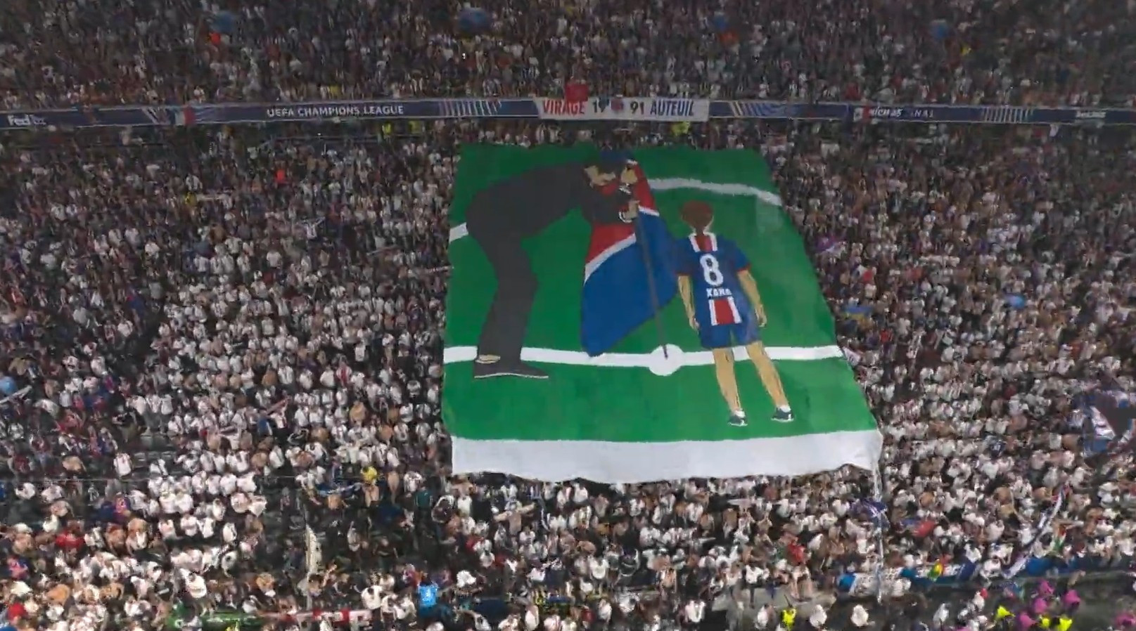 Ανατριχιαστικό πανό των οπαδών της Παρί Σεν Ζερμέν με τον Ενρίκε και την αδικοχαμένη κόρη του