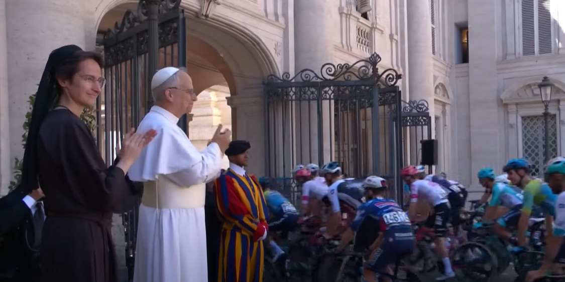Ο νέος Πάπας ευλόγησε τους ποδηλάτες που πέρασαν μέσα από τον κήπο του Βατικανού (video)