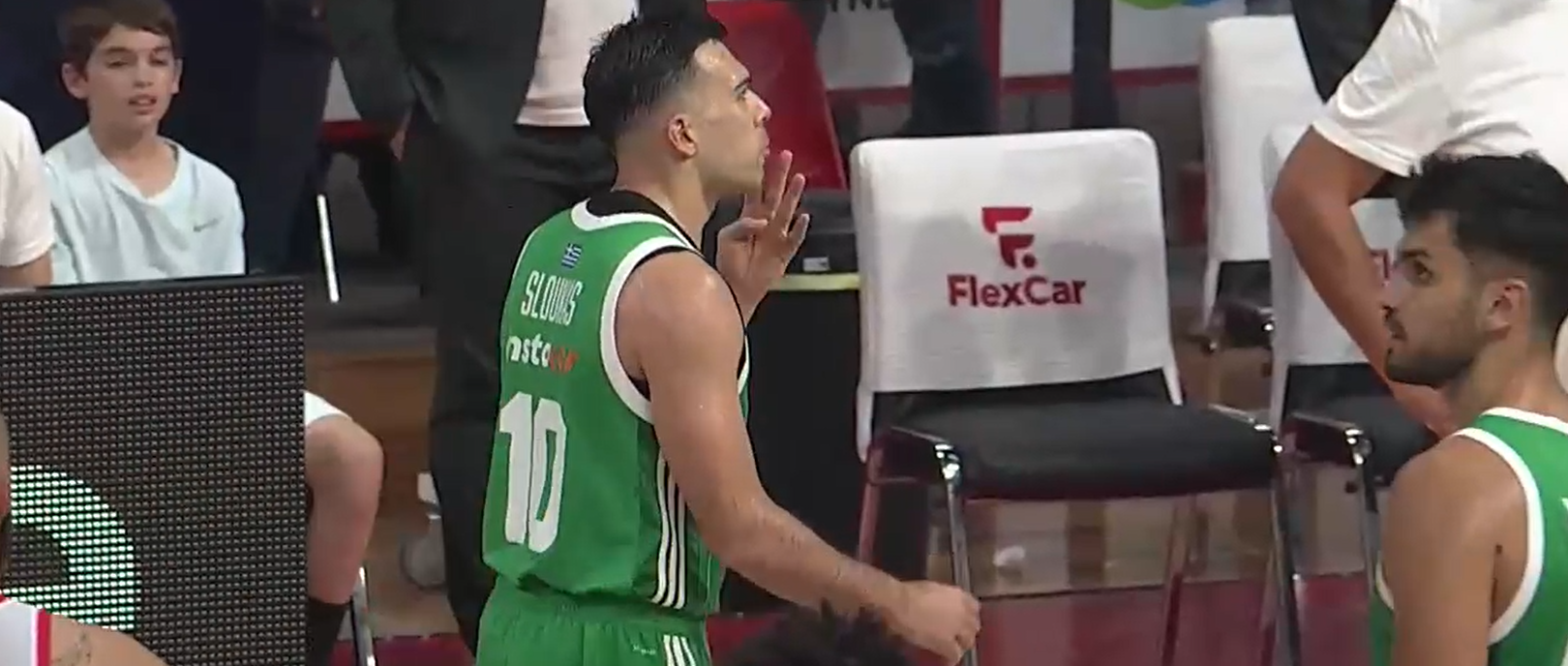 Η απάντηση του Σλούκα στα υβριστικά συνθήματα στο ΣΕΦ με... Ευρωλίγκες (video)