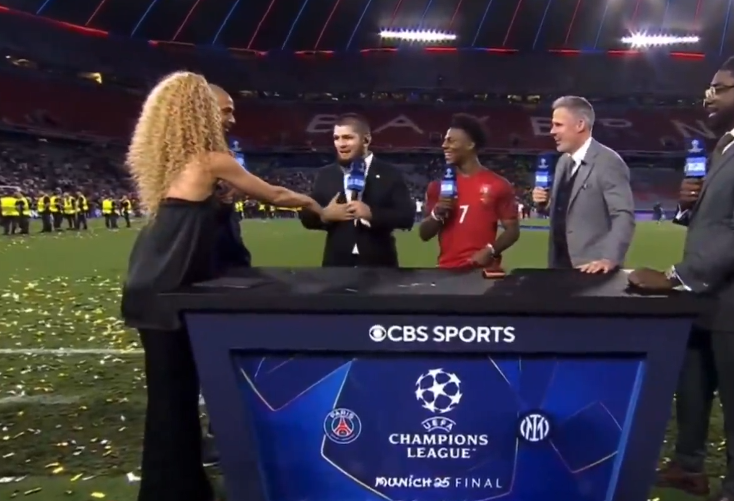 Η αμήχανη στιγμή που ο Καμπίμπ αρνήθηκε να δώσει το χέρι του μόνο στην γυναίκα του πλατό (video)