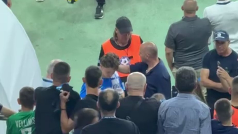 Η αγκαλιά του Καρέτσα με τους γονείς του στο φινάλε της αναμέτρησης (videos)