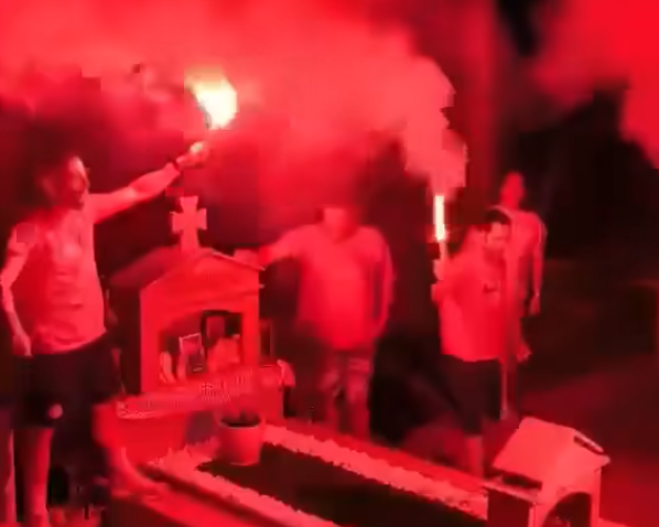 Φίλαθλοι του Ολυμπιακού γιόρτασαν το πρωτάθλημα στο νεκροταφείο με φίλο τους που «έφυγε» από τη ζωή (vid)