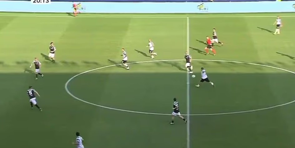 Η τέχνη δεν ξεχνιέται: Ο 47χρονος Τότι σκόραρε με λόμπα από το κέντρο κι αποθεώθηκε (video)