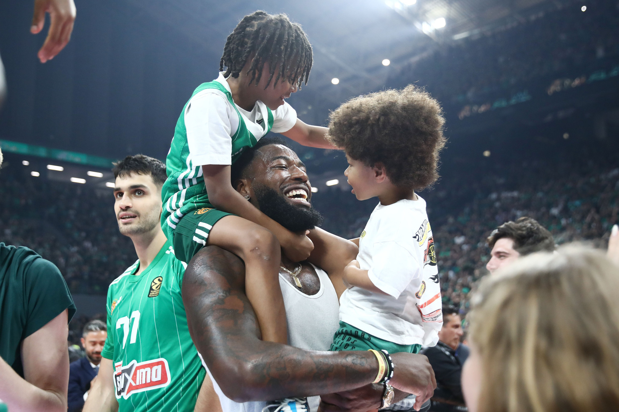 Γιορτή του Πατέρα: Μοναδικές εικόνες με οικογενειακές στιγμές στα ελληνικά γήπεδα!