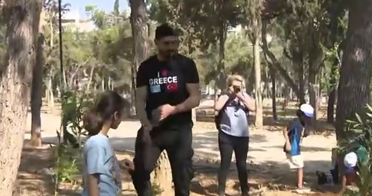 Ο Ενές Καντέρ πήρε μέρος σε δενδροφύτευση στην Αθήνα με μπλουζάκι «αγαπώ την Ελλάδα»