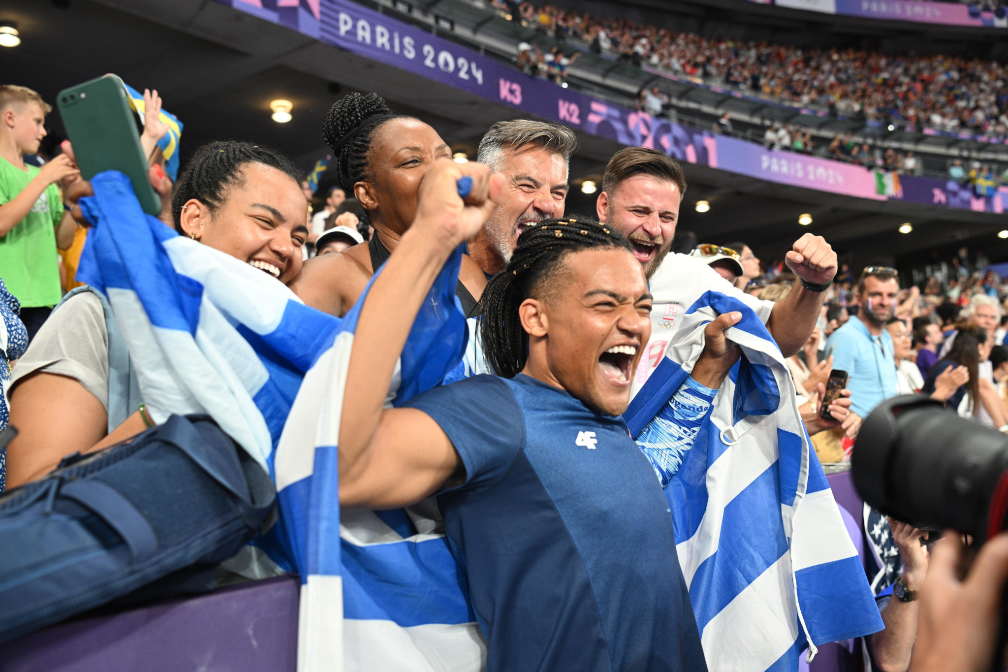 Συγκινεί ο Καραλής: «Για κάποια παιδιά στο σχολείο εγώ και η αδερφή μου ήμασταν απλώς τα μαυράκια»