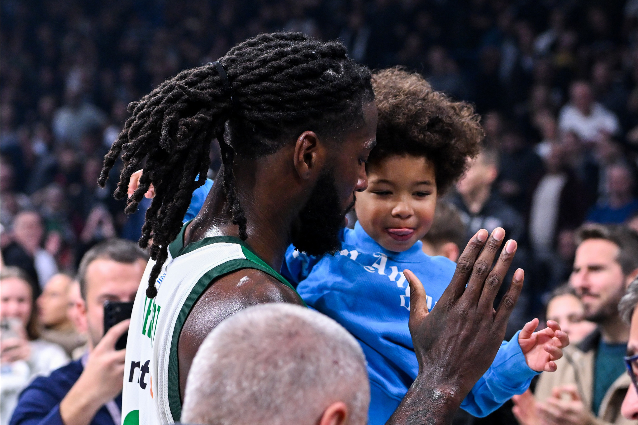 Ο Λεσόρ αποκάλυψε το graffiti στο σαλόνι του: Η εικόνα με την κούπα της Euroleague και τον γιο του