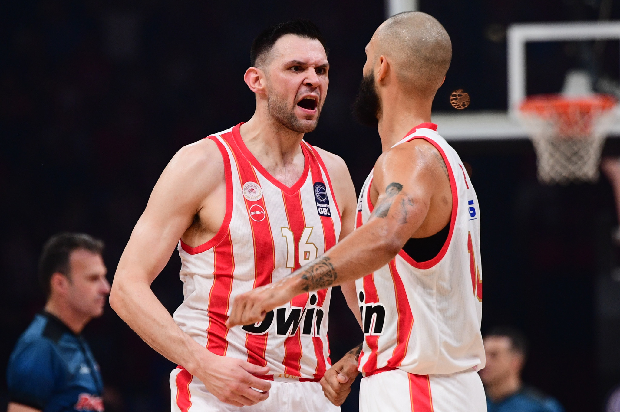 Ο Φουρνιέ τρολάρει τον Παπανικολάου: «Προσπάθησε να καρφώσει ξανά και σχεδόν έσπασε τη μέση του»