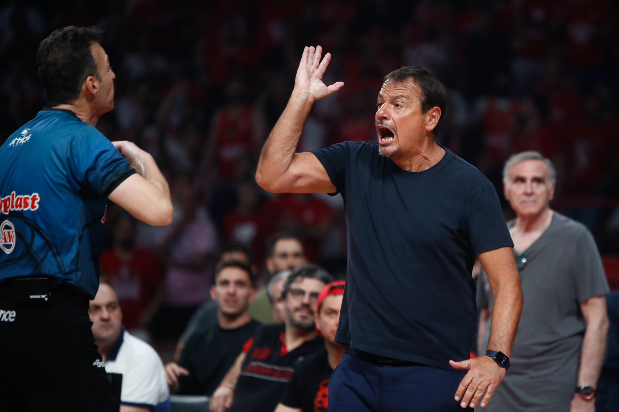 Αταμάν: Οι δηλώσεις για τις ελληνικές σημαίες στο ΣΕΦ άναψαν «φωτιές» και στις τουρκικές εφημερίδες