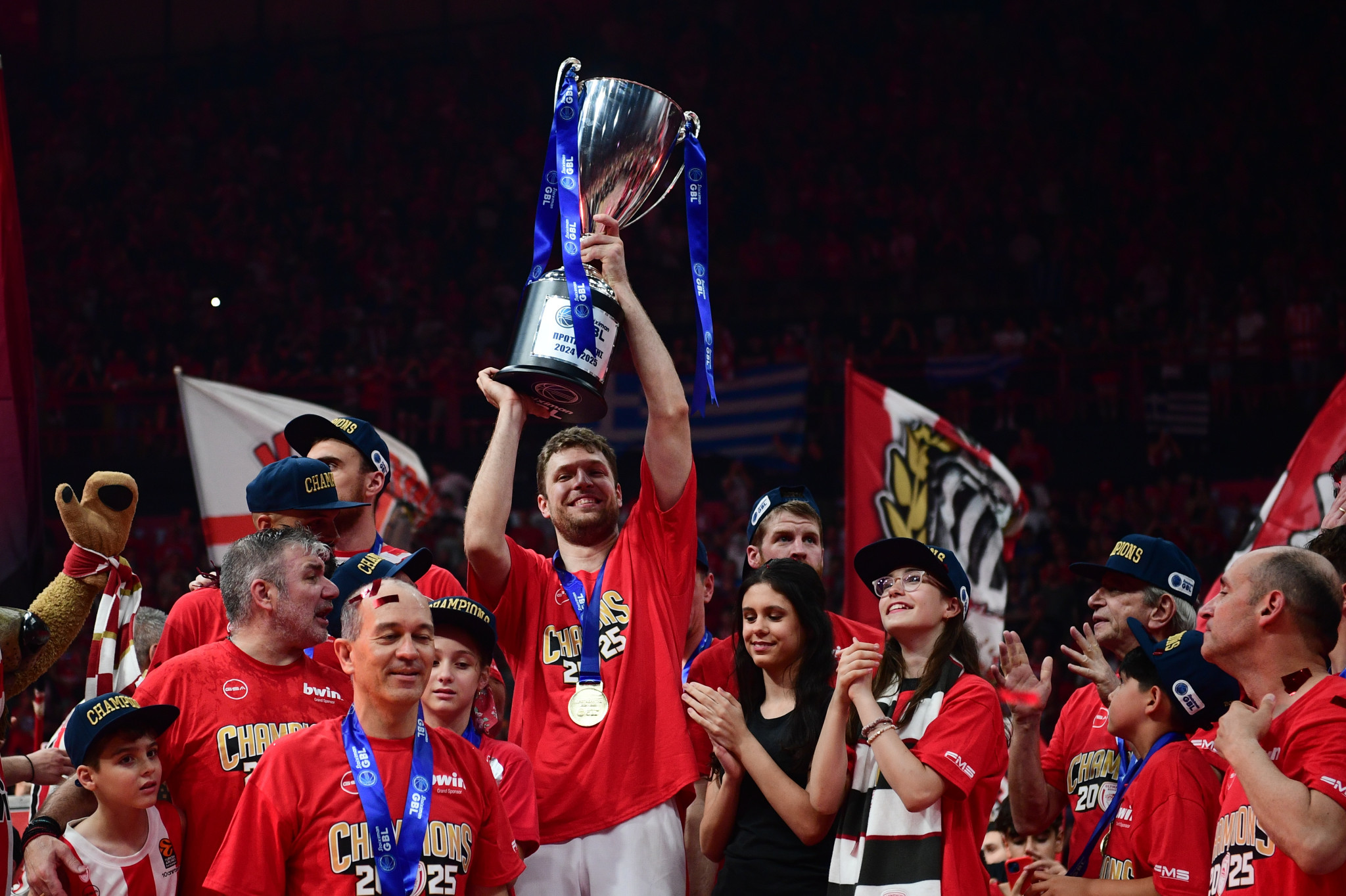 Δεν αρκεί το πρωτάθλημα στον Βεζένκοφ: «Η σεζόν ολοκληρώθηκε, η αποστολή μας όχι»