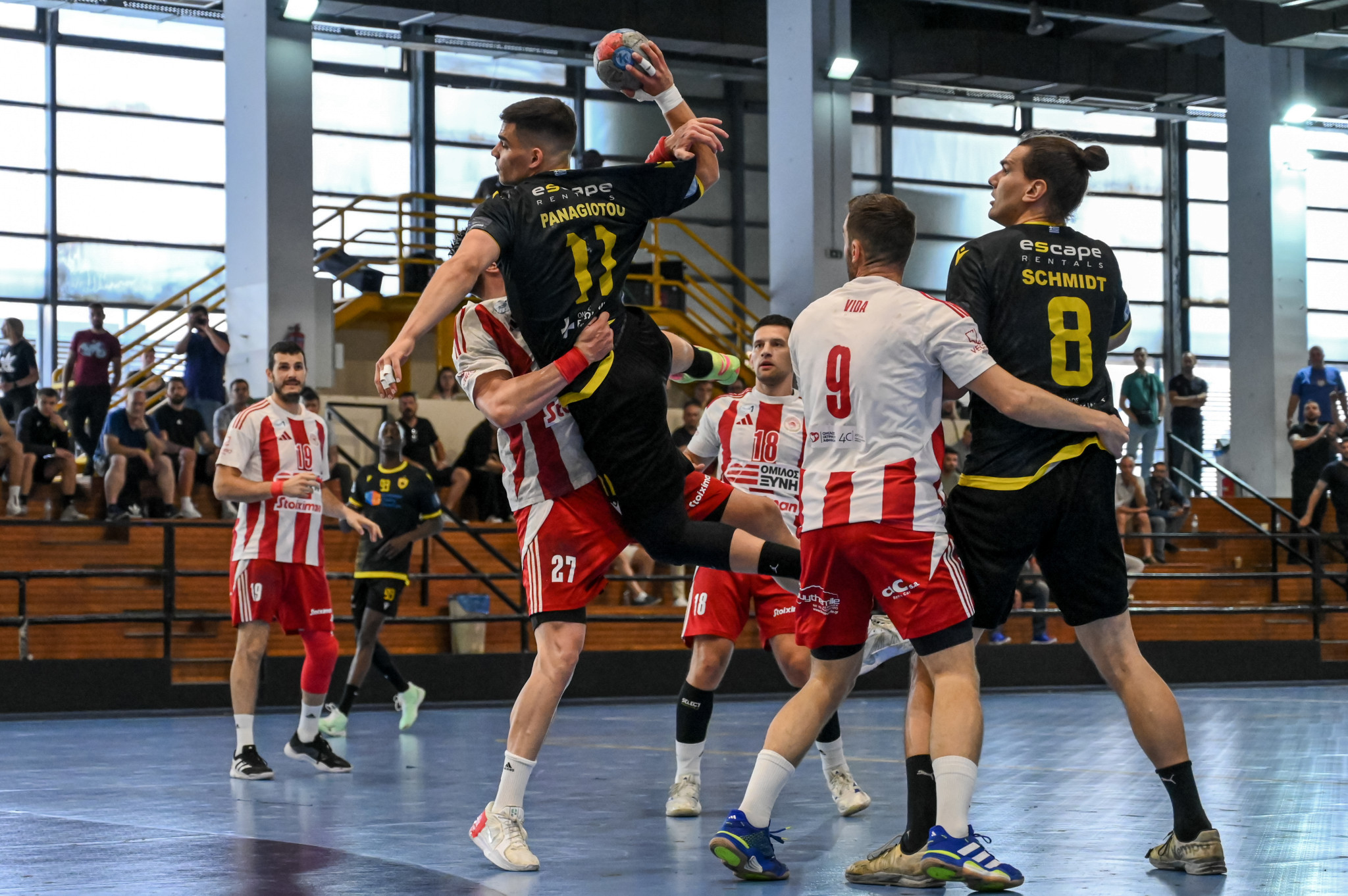 ΑΕΚ: «Δεν ήταν πιο πολλοί οπαδοί του Ολυμπιακού - Τοποθετήθηκαν από την Αστυνομία κάτω από τα μικρόφωνα της ΕΡΤ»