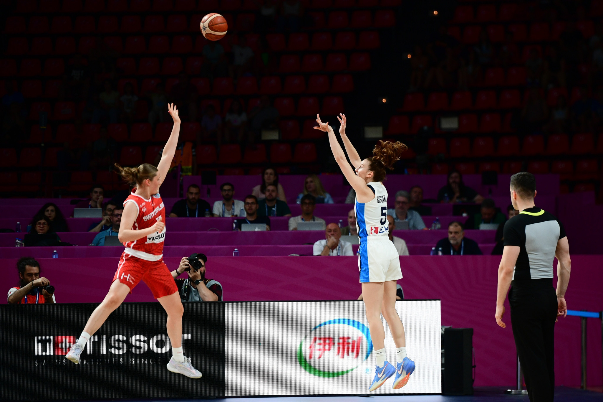 Η Μποσγανά πίσω από τα 6.75 ευστοχεί και ξεσηκώνει το ΣΕΦ (video)