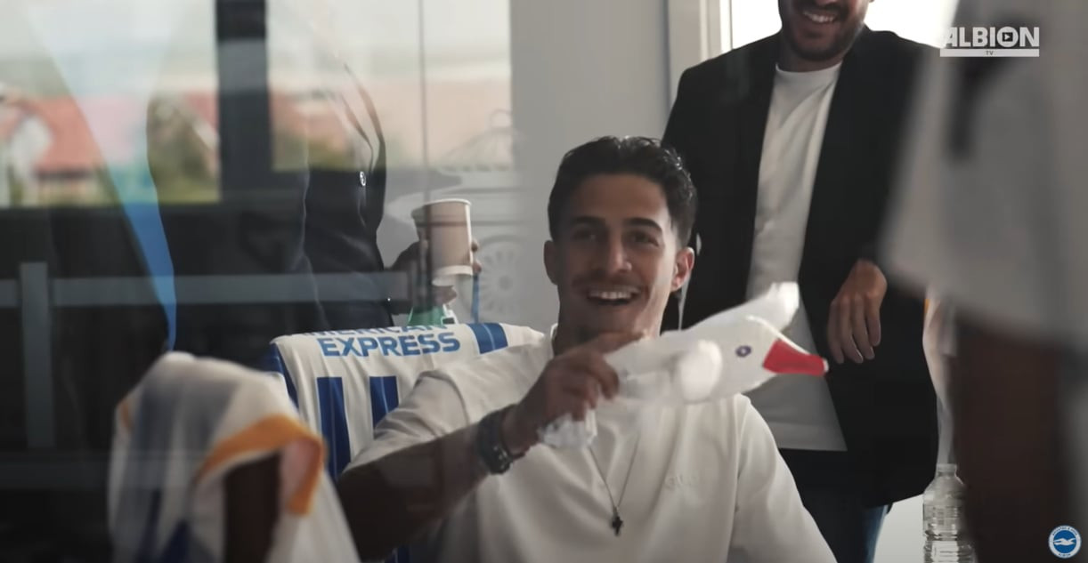 Η στιγμή που ο Κωστούλας παίζει με έναν... γλάρο στα γραφεία της Μπράιτον (video)