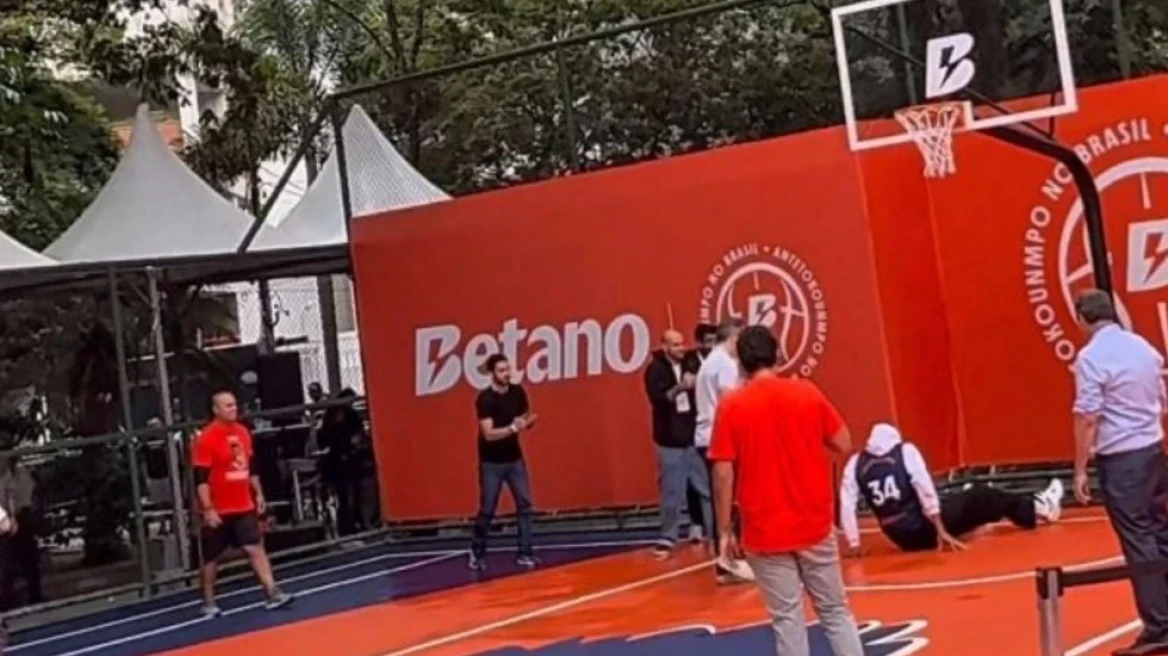 Ο Γιάννης Αντετοκούνμπο έφαγε μία επική τούμπα στην προσπάθειά του να καρφώσει (video)