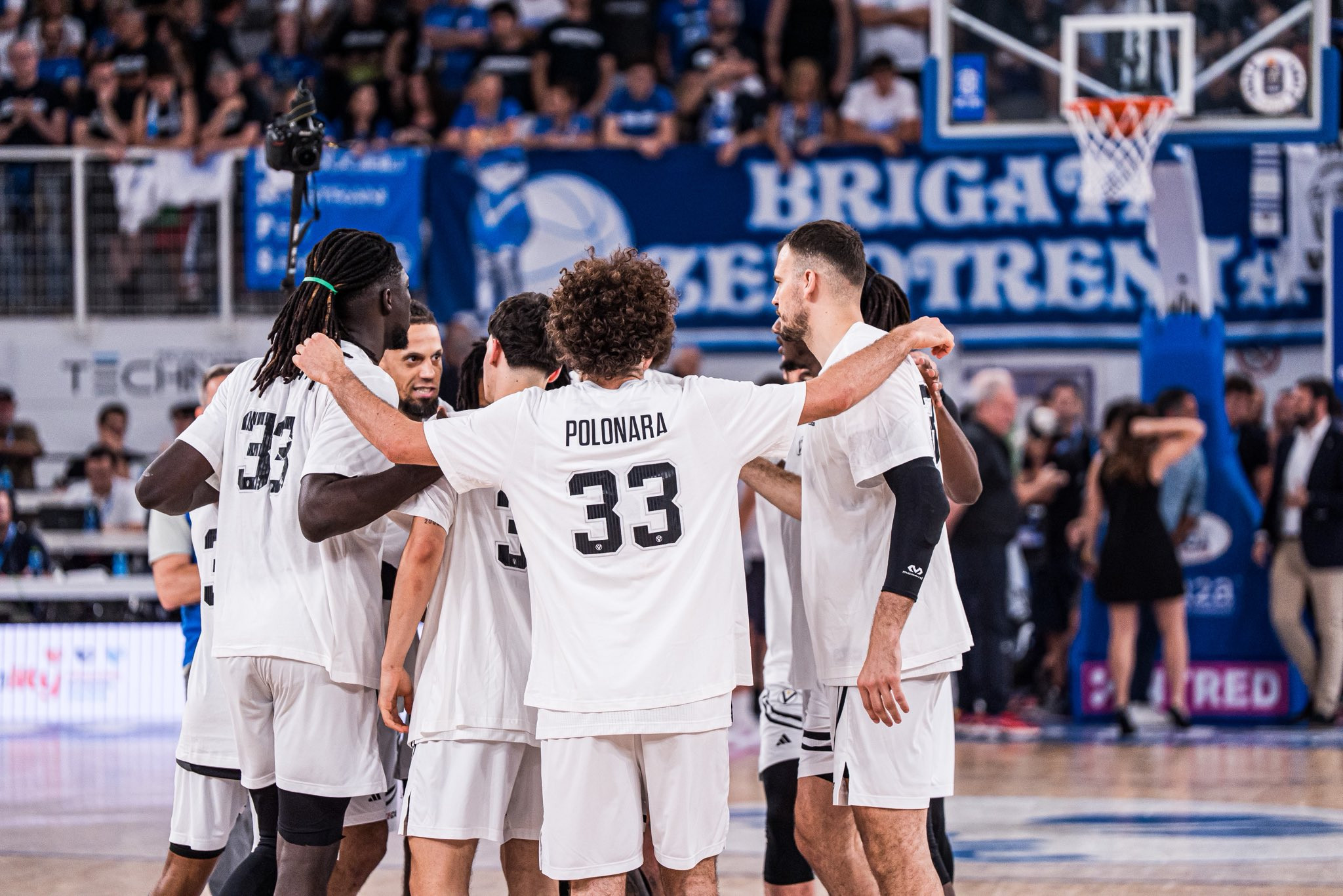 Οι παίκτες της Βίρτους Μπολόνια βγήκαν στο παρκέ με μπλούζες για τον Πολονάρα