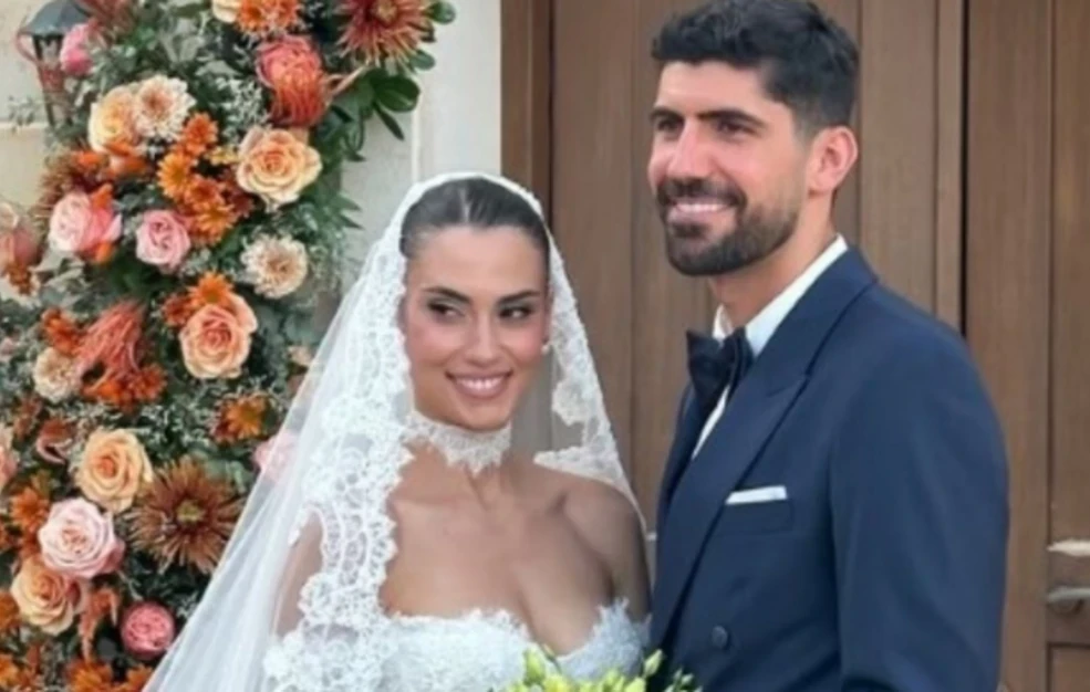 Ο Ανδρέας Μπουχαλάκης παντρεύτηκε την αγαπημένη του Αλεξάνδρα στην Κρήτη