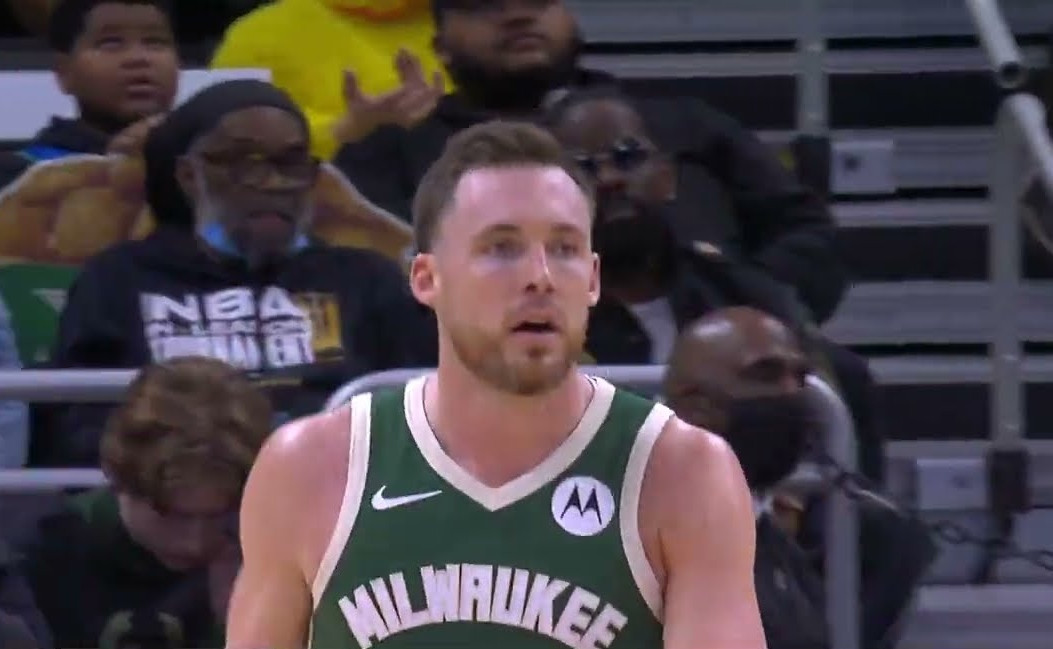 Συνεχίζει στους Μπακς ο Κόνατον