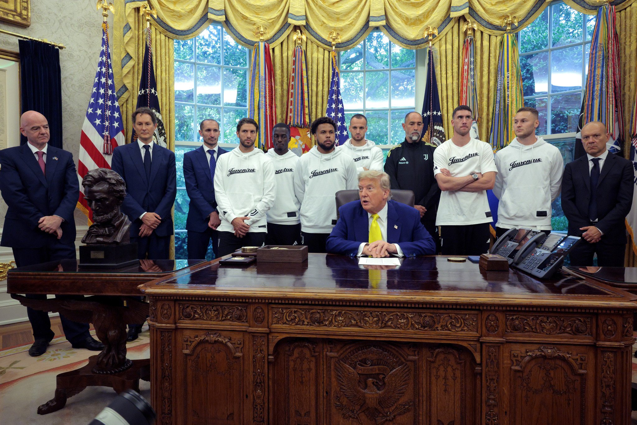 Αμηχανία στον Λευκό Οίκο: Η Γιουβέντους στεκόταν με απάθεια όσο ο Τραμπ μίλαγε για πυρηνικά (video)