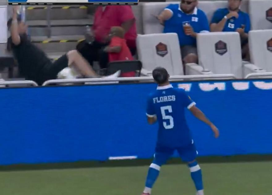 Απίθανο σκηνικό στο Gold Cup: Οπαδός προσπάθησε να κάνει κοντρόλ και έπεσε στο έδαφος (video)