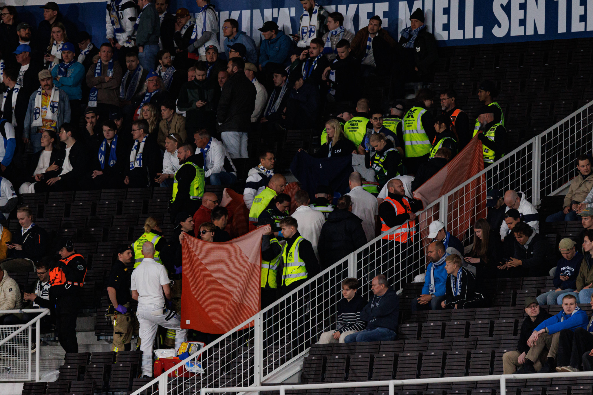 Απεβίωσε ο φίλαθλος που κατέρρευσε στις κερκίδες κατά τη διάρκεια του Φινλανδία - Πολωνία