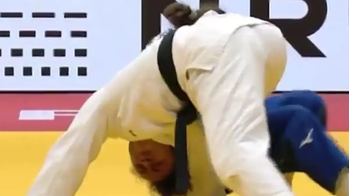Σκληρές εικόνες: Τζουντόκα έχασε τις αισθήσεις της μετά από λαβή στραγγαλισμού
