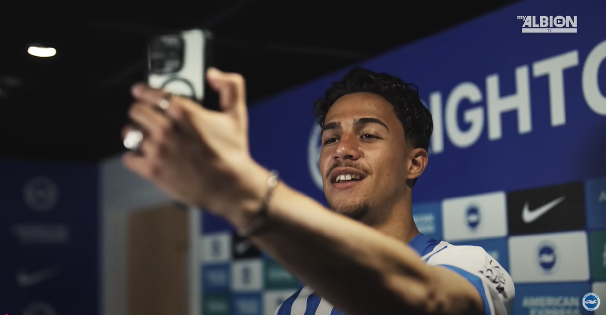 «Με λένε Χαράλαμπο, μπορείτε να με φωνάζετε Μπάμπη»: Οι πρώτες δηλώσεις του Κωστούλα απ' το Μπράιτον