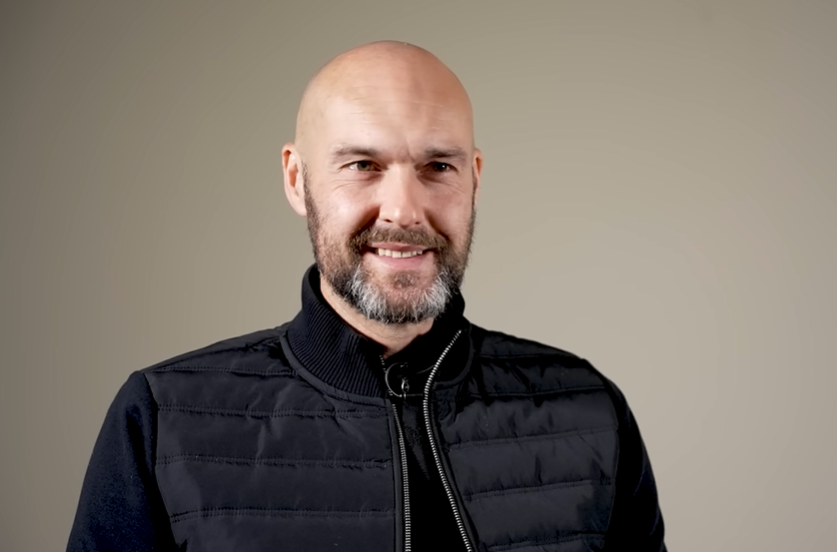 Πρώην προπονητής της Σουόνσι εργάζεται πλέον ως... υπάλληλος αεροδρομίου