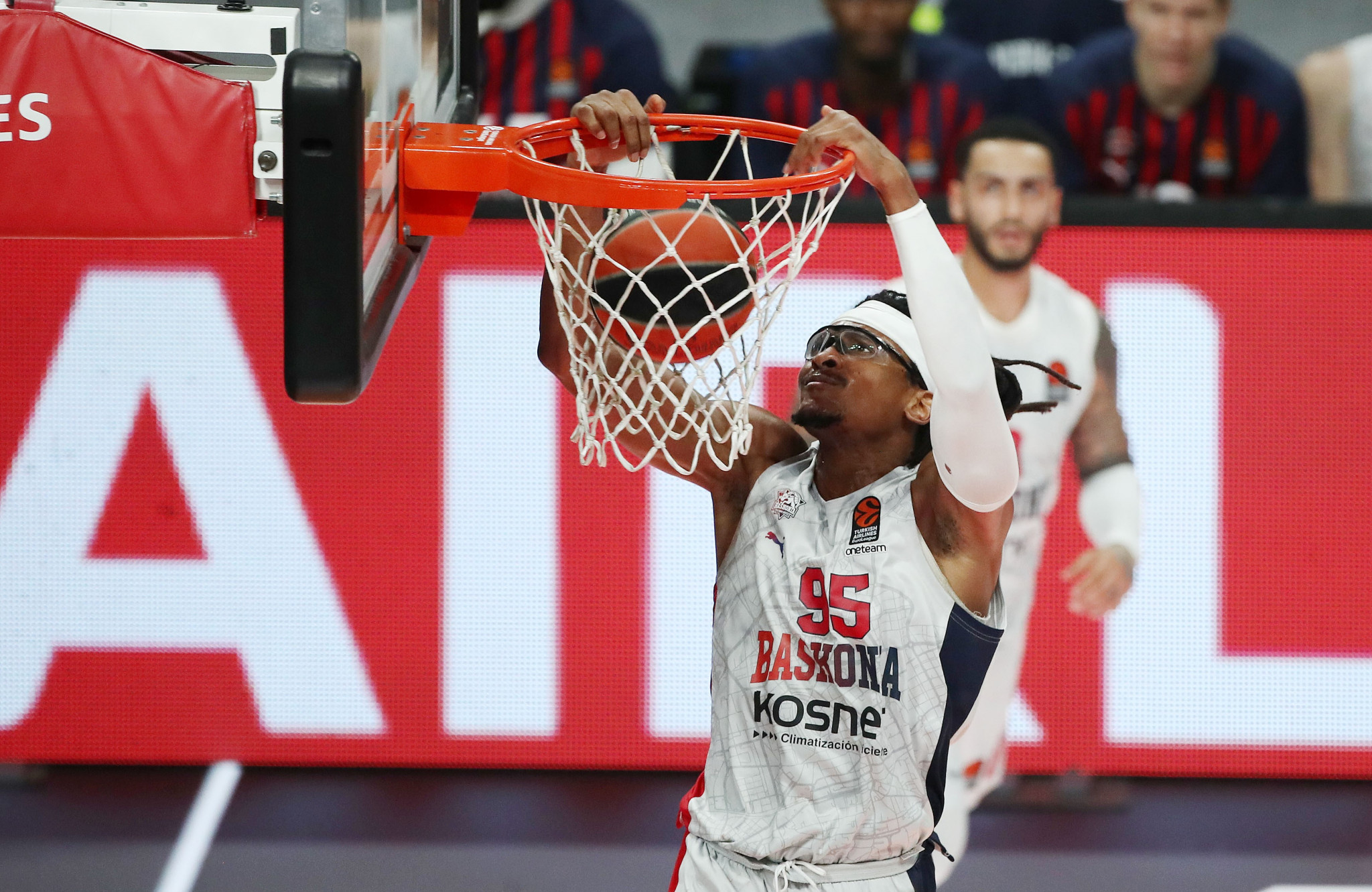 «Ο Μονέκε απέρριψε την πρόταση του Ερυθρού Αστέρα»