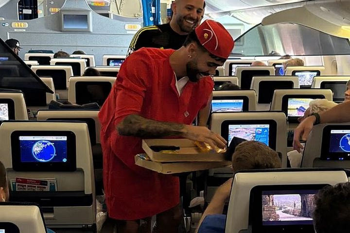 Ο Ράγια ντύθηκε αεροσυνοδός στο Λας Βέγκας - Γιόρτασε το bachelor πάρτι του