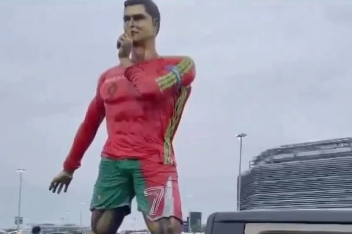 Κλέβει την παράσταση γιγάντιο ομοίωμα του Ρονάλντο στο Μουντιάλ Συλλόγων