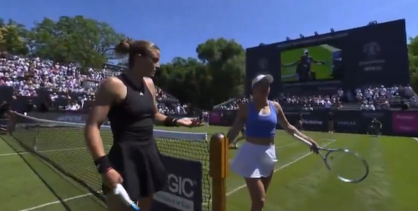 Η Πουτιντσέβα συνεχίζει το beef με τη Σάκκαρη: «Όχι ότι με νοιάζει, αλλά της έδωσα το χέρι»