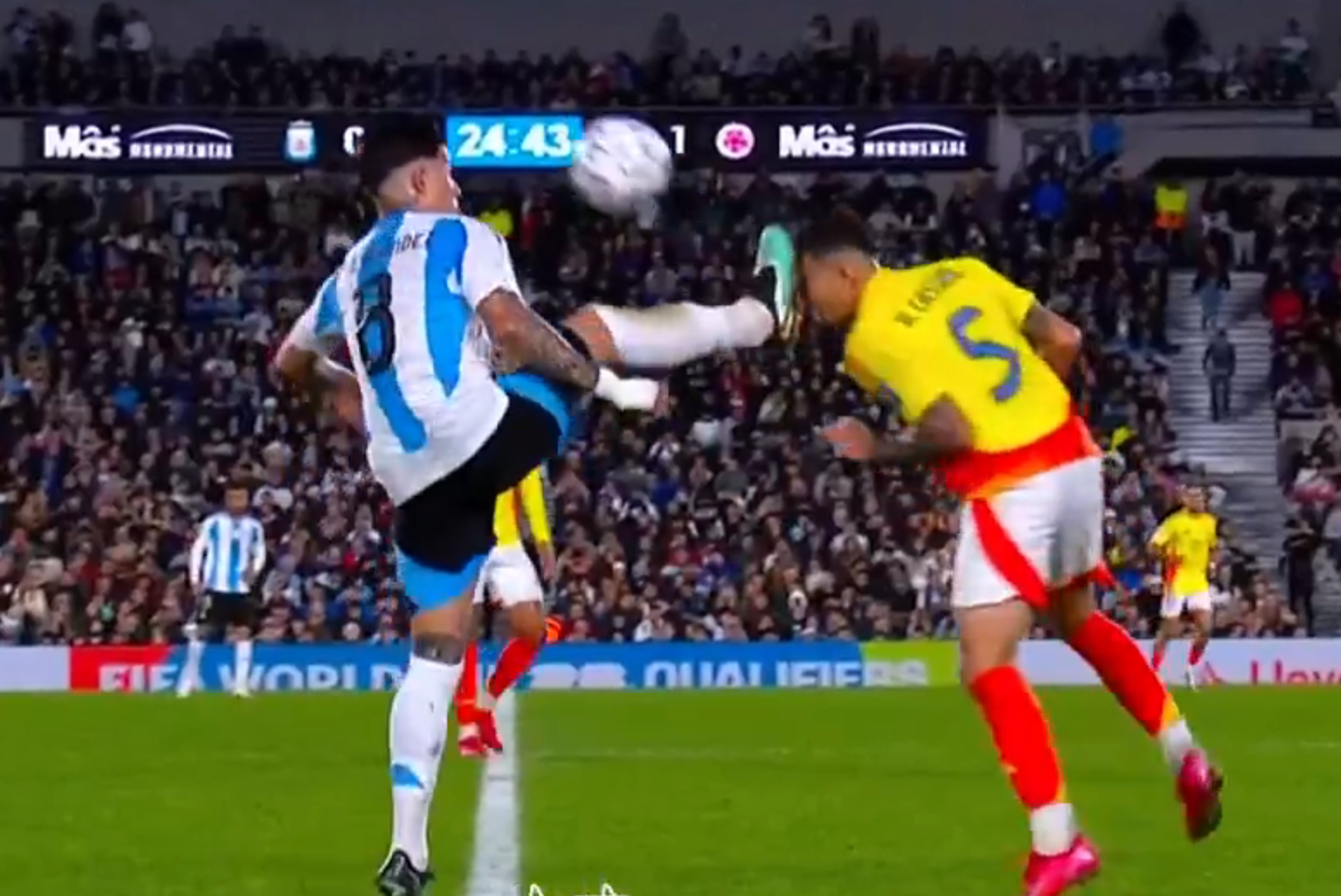 Σοκαριστικός τραυματισμός για τον Καστάνο της Κολομβίας μετά από «καρατιά» του Έντσο Φερνάντες (video)