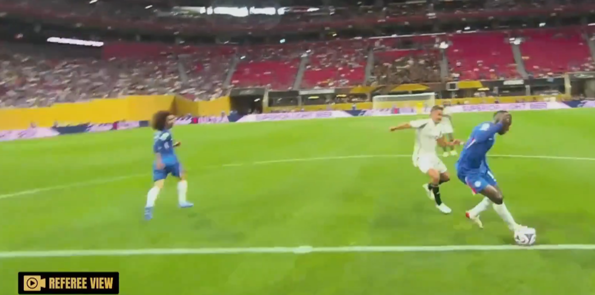 Το απίθανο βίντεο της «Ref Cam» που δείχνει τον Πέδρο Νέτο να «ξαπλώνει» αντίπαλο πριν σκοράρει