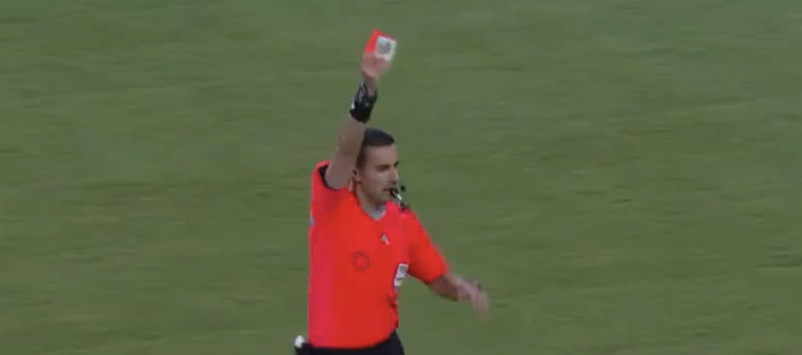 Απίθανο σκηνικό στο Μουντιάλ Συλλόγων: Διαιτητής έβγαλε κάρτα και μαζί  μια... εικονίτσα στο Μπόκα-Μπενφίκα (video)