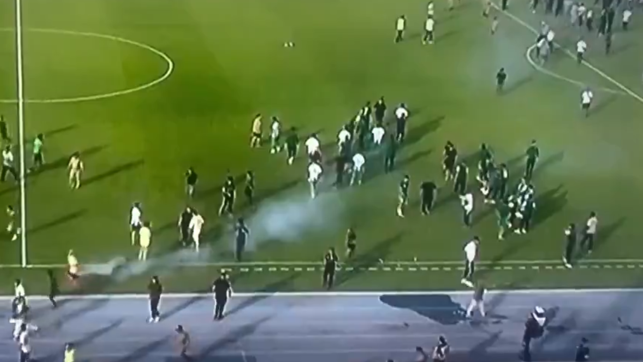 Χάος στο ντέρμπι της Λιβύης - Παίκτης τραυμάτισε διαιτητή και οπαδοί έβαλαν φωτιά στο πούλμαν της ομάδας