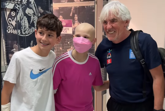 Η συγκινητική συνάντηση του Γιοβάνοβιτς και παικτών της Εθνικής με τη μικρή Κατερίνα (video)