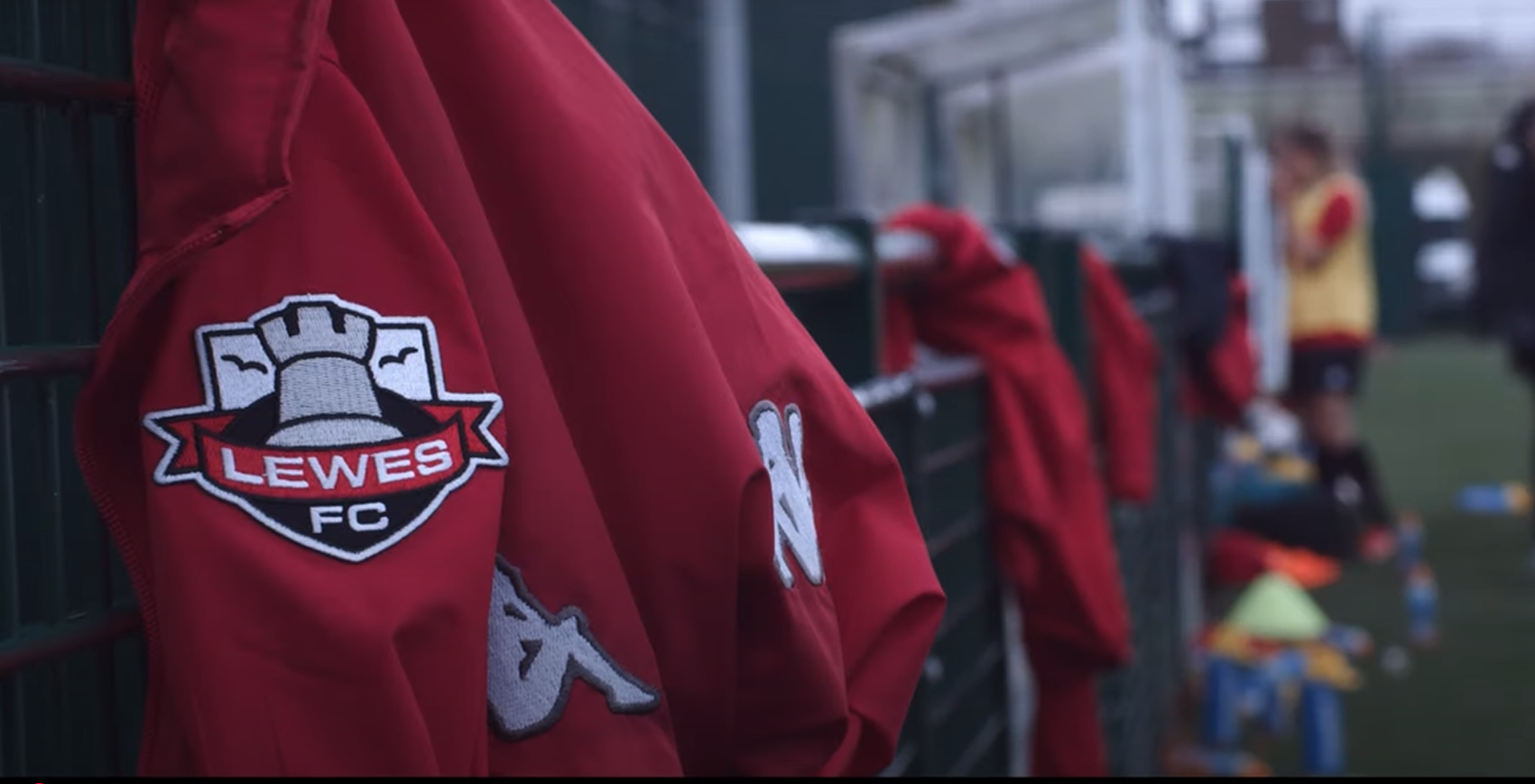 Υπάρχει μόνο μια ομάδα στον κόσμο που πληρώνει το ίδιο άνδρες και γυναίκες, αλλά τώρα έχει ένα μεγάλο πρόβλημα