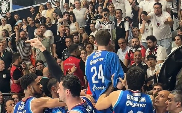 Έξαλλος ο Οσμάνι τσακώθηκε με οπαδούς της Μπεσίκτας στον αποκλεισμό σοκ της Εφές (video)