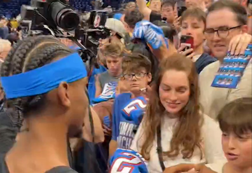 Ο Γκίλτζιους-Αλεξάντερ έδωσε 429 αυτόγραφα και μοίρασε χαρά στους φαν του (video)